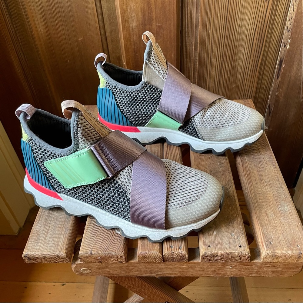 EUC!  Sorel Kinetic Sneak soft taupe multicolor